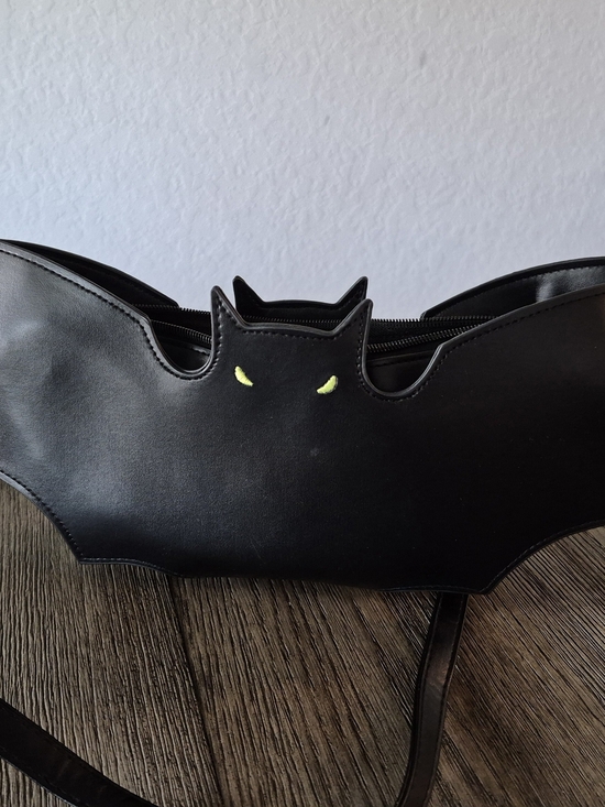 The Unbranded Brand Handbags - Black Bat Crossbody Bag – Halloween Novelty Purse, Neon Green Eyes